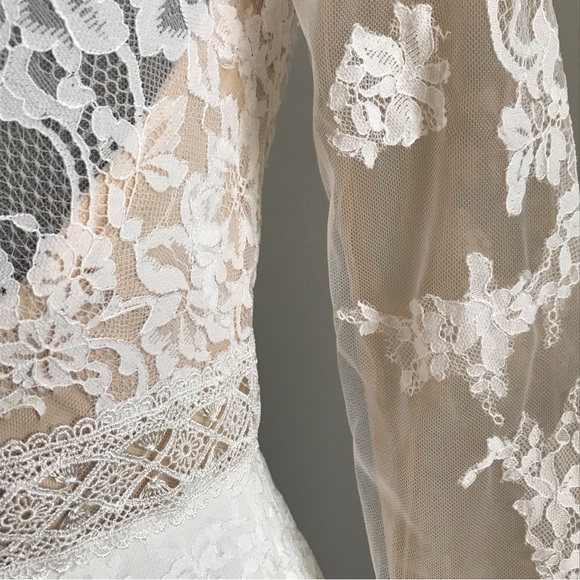 Open back, A-line  with flared cuffs and plunging neckline. - Picture 7 of 16